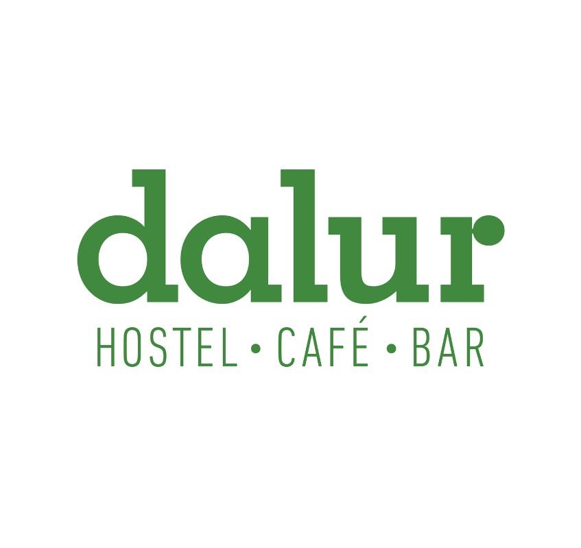 Lógó hjá Dalnum Hostel. Grænn texti á hvítum bakgrunni. Það stendur dalur, hostel café bar.