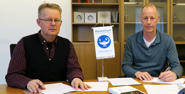 Kristinn Halldór Einarsson, framkvæmdarstjóri Blindrafélagsins og Snorri Aðalsteinsson, félagsmálastjóri skrifa undir samninginn Kristinn Halldór Einarsson, framkvæmdarstjóri Blindrafélagsins og Snorri Aðalsteinsson, félagsmálastjóri skrifa undir samninginn