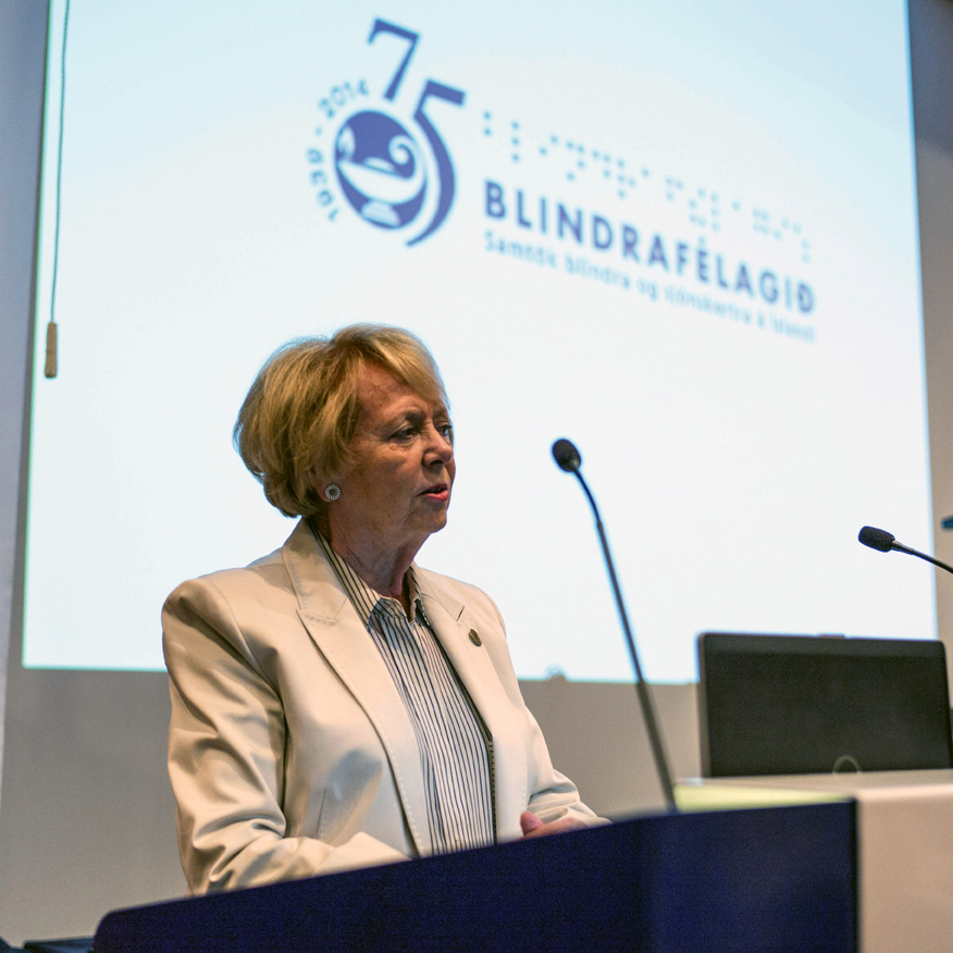 Frú Vigdís í ræðupúlti á 75 ára afmæli Blindrafélagsins