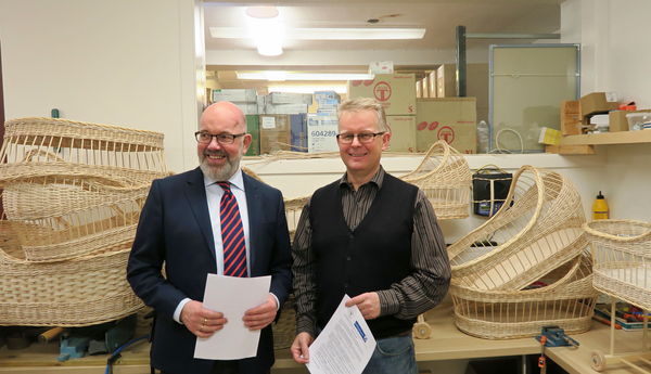 Gissur Pétursson forstjóri Vinnumálastofnunar og Kristinn Halldór Einarsson, framkvæmdarstjóri Blindrafélagsins, standa fyrir framan bastvöggur Blindravinnustofunnar