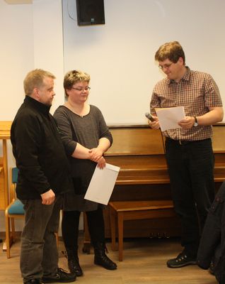 IMG_8500 Sigþór U. Hallfreðsson tekur við gjöfinni frá Garðari Garðarssyni og Guðleifu Hallgrímsdóttur.