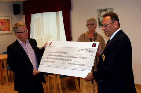 Raudfjodur_aa Kristinn Hannesson fjölumdæmisstjóri Lions afhendir Kristni Halldóri Einarssyni formanni Blindrafélagsins söfnunarféið undir vökulum augum Önnu Kristínar Gunnlaugsdóttur formanns Rauðufjaðrarnefndainn